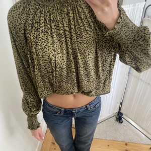 Blus - Supersnygg militärgrön mönstrad blus från H&M. Bra skick, inga defekter! Frakt tillkommer🌸