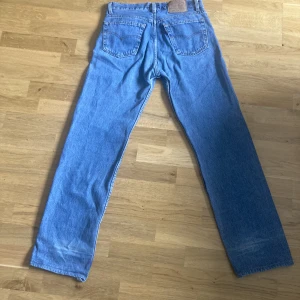 Levi’s 501, made in USA W423 - Dom är tyvärr uppsydda lite grann, har märken efter att man har vikt upp dom och har lite allmän slitage, men de är fof i väldigt bra skick för att vara från 70-talet. Skriv till mig i instagram dm’s om ni har frågor eller så:)