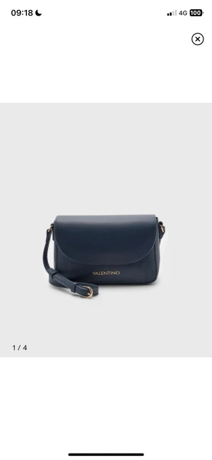 Valentino väska - Hej köpte min valentino väska här på plick föe 400kr och nypriset på väskan är 1000kr , har aldrig använt den och det är därför den säljs nu. 😊
