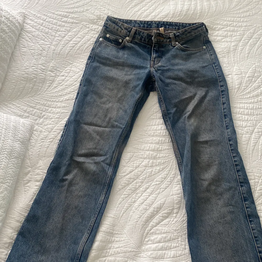 Weekday low waist arrow jeans säljes❤️. Jeans & Byxor.