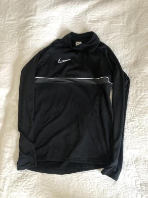 Nike träningströja - Nike träningströja i fleece material. Nyskick. Storlek M.
