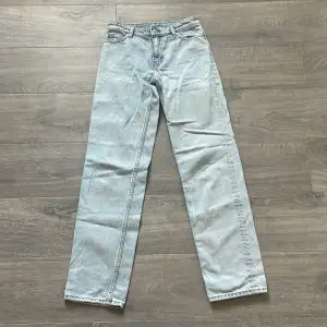 Säljer dessa midrise jeans från Monkl då de är försmå. 