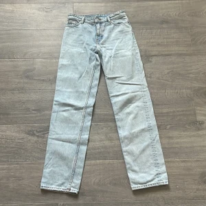 Jeans från Monkl  - Säljer dessa midrise jeans från Monkl då de är försmå. 
