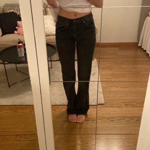 Zara jeans  - Fina jeans från zara, inga defekter. Tycker att de är lite korta på mig, är 174. Sitter nog perfekt på någon som är lite kortare! (Pris kan diskuteras)