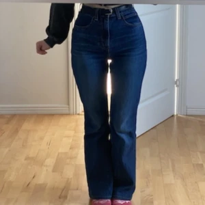 Levi’s Jeans 70s high flare  - Levi’s blåa jeans high waist och med flare. Fick dem uppsydda för att passa min längd (164 cm). Ett hål i fickan på baksidan men inget annat större problem. Original pris ca 1 400 kr