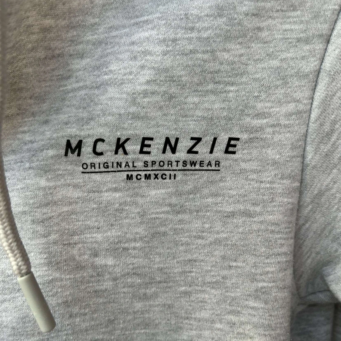 Grå hoodie med dragkedja  - 91