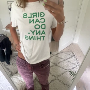 Zadig Voltaire tshirt - Säljer denna as snygga tshirt från zadig Voltaire! Skit snygg tshirt med grön text som jag haft sjukt mycket användning för! Den har en liten defekt så skriv för intresse!