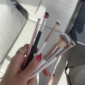 Sminkborstar - Fem fina sminkborstar som nästan aldrig är använda. ❤️