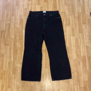 NAKD - Ett par riktigt sköna brallor som är soft och härliga. Inte bara att dem är soft dem storyer sjukt bra i midjan! Storleken på byxorna är M. 