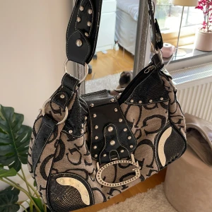 Guess väska - ascoool guess väska!! Handtaget är trasigt så att har satt ihop med tråd, kan säkert fixas på andra sätt 🤗🤗