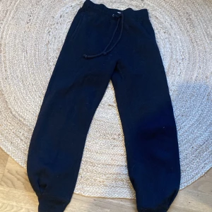 Svarta märkes-mjukisbyxor - jättefina och sköna mjukisar, ganska korta så skulle nog passa någon runt 160cm eller så