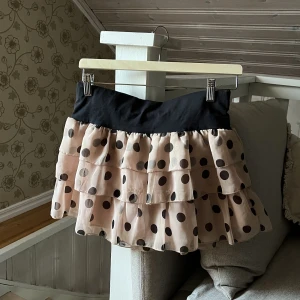 Prickig minikjol - Super söt rosa minikjol!! jag är 160 lång. Jag pendlar mellan s/m i underdelar och dessa passar mig bra ! 