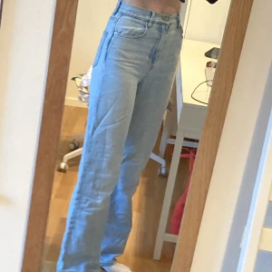 Snygga högmidjade jeans - säljer då de sitter lite tajt på skulle passa någon som är ganska lång, är själv ca 179cm och de är bra på mig