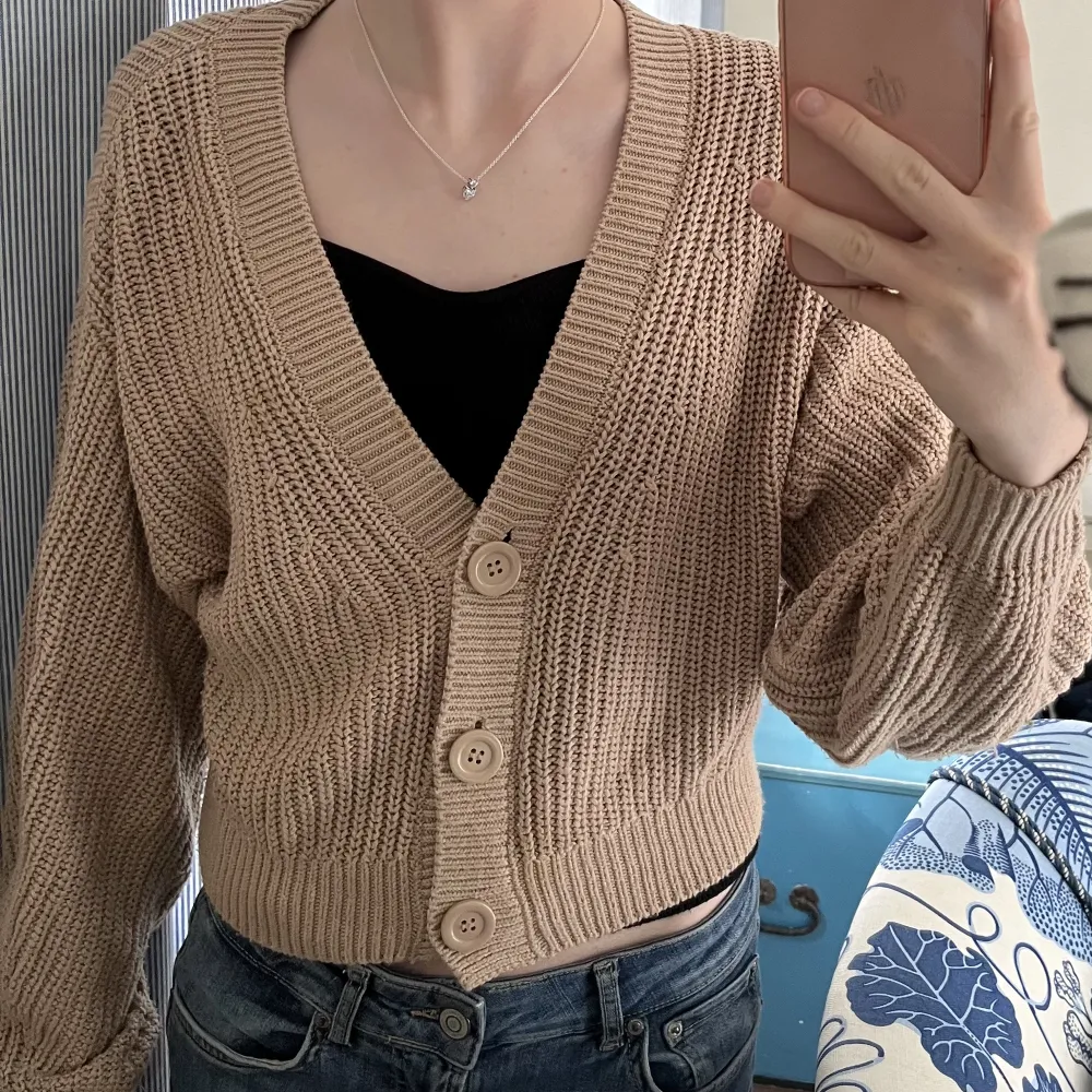 En beige stickad kofta från Hm, använd max 3 gånger så i fint skick💕. Neuletakit & Villapaidat.