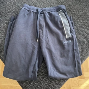 Hugo Boss byxor - Blå Hugo boss byxor i storlek S! Byxorna är använda men ändå i fint skick, säljes för 200kr! 