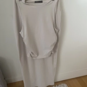 Beige set - Ett beige set från Shein storlek S.