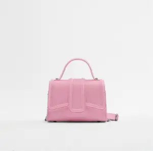 Säljer denna jättegulliga rosa väskan från zara🩷 Skriv för fler bilder eller frågor🤗