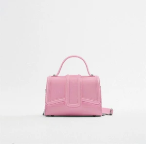 Rosa väska - Säljer denna jättegulliga rosa väskan från zara🩷 Skriv för fler bilder eller frågor🤗