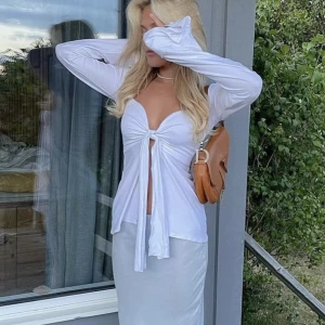 Designbysi topp - Säljer min vita tröja från designbysi💗använd max två gånger så i bra skick💗säljer då den inte kommer till användning längre💕skriv gärna för mer bilder💕stl XS/S