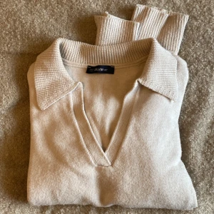 Chiquelle tjocktröja  - Tjocktröja från chiquelle i krämvit/ljus beige färg. Tjockan är i gott skick och köptes för 300 kr. 