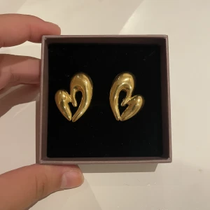 Edblad örhängen  - Ett par jätte fina Edblad örhängen i guld. De är aldrig använda. 