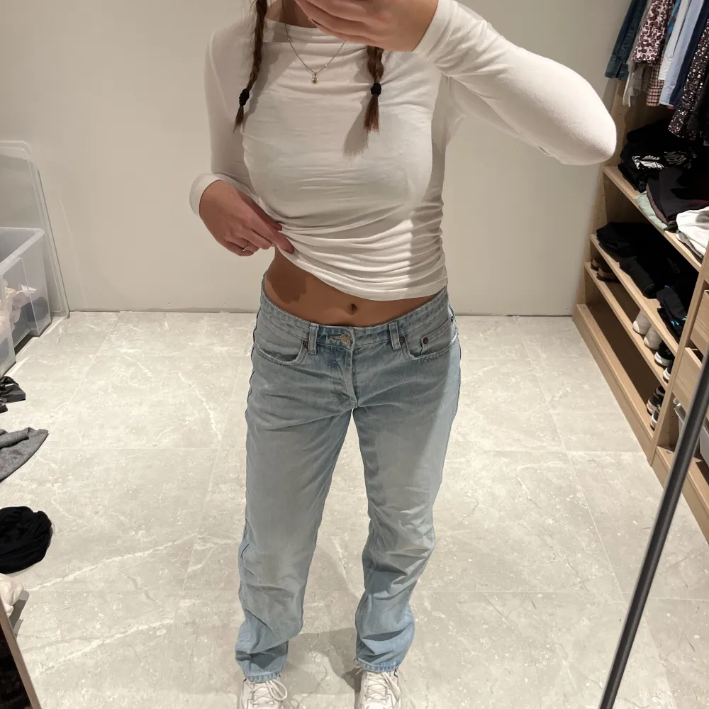 Jeans som är snygga men ej kommer till användning längre! Storlek 40 men passar mig som är 170cm och 68kg. Och har vanligtvis 36-38 i jeans. Dm vid intresse eller frågor 🤗. Jeans & Byxor.