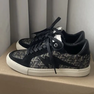 Söker!! - Söker efter sånna zadig skor i storlek 38-39 i bra skick!! Skriv till mig om ni har💘