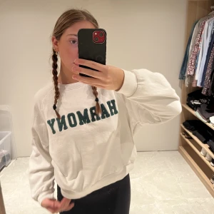 Tröja  - Knappt använd! Storlek S. Jag är 170cm och väger 68kg! Dm vid intresse eller frågor 🤗