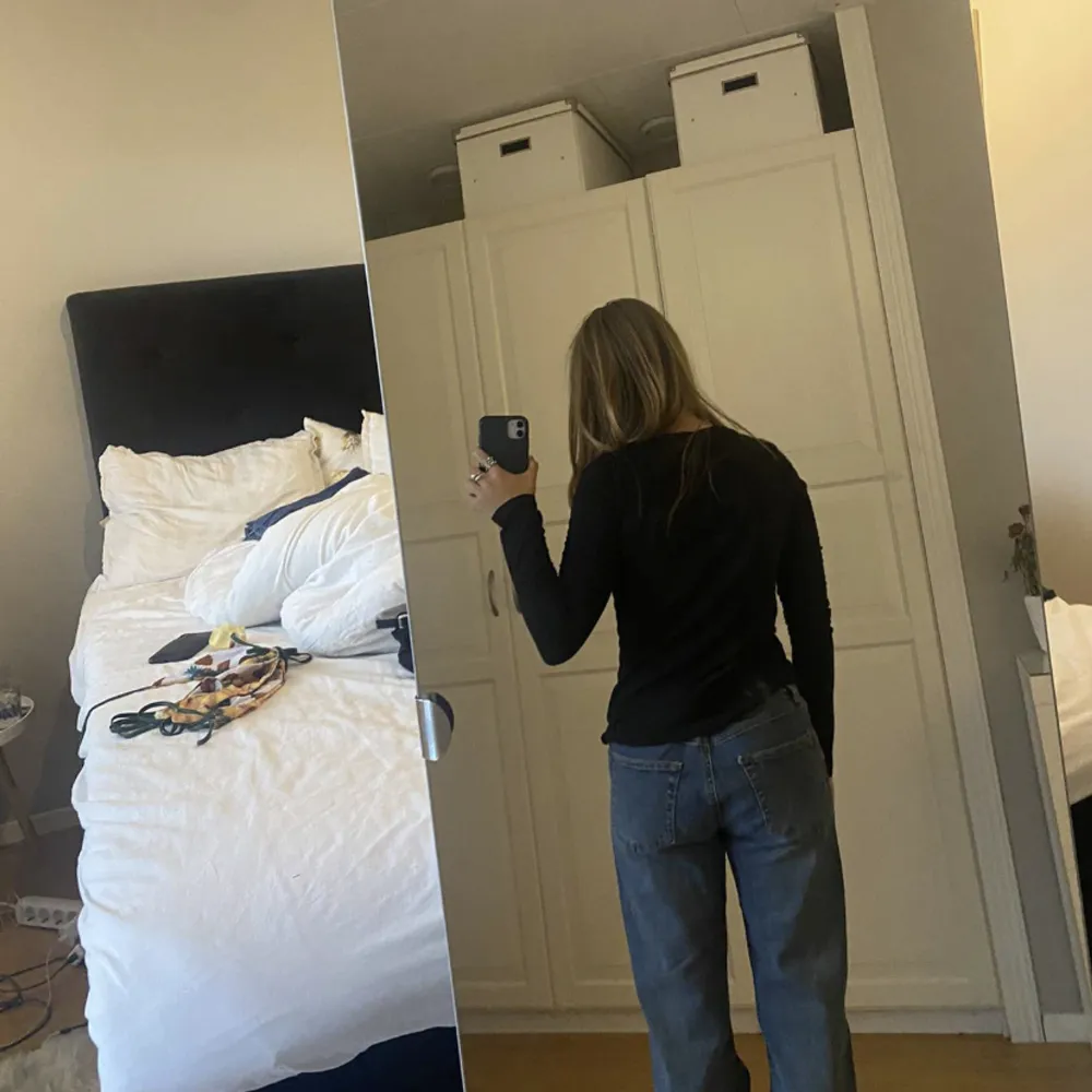 Säljer dessa ursnygga jeans då de inte passar min stil längre💗ordinarie pris ligger runt 800:- därav mitt pris!. Jeans & Byxor.