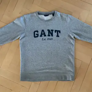 Snygg grå Gant tröja säljes billigt. I utmärkt skick. 