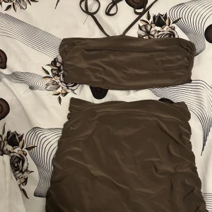 Brun mesh top & kjol - Brun halterneck bandeau top & volang kjol, 