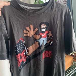 T-shirt med tryck.  - Mörk grå tröja från Nike. 