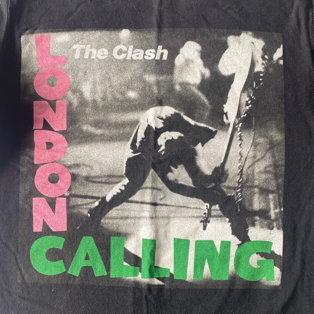 En assnygg the clash london calling t shirt som jag ALDRIG använt den är helt oanvänd. T-shirts.