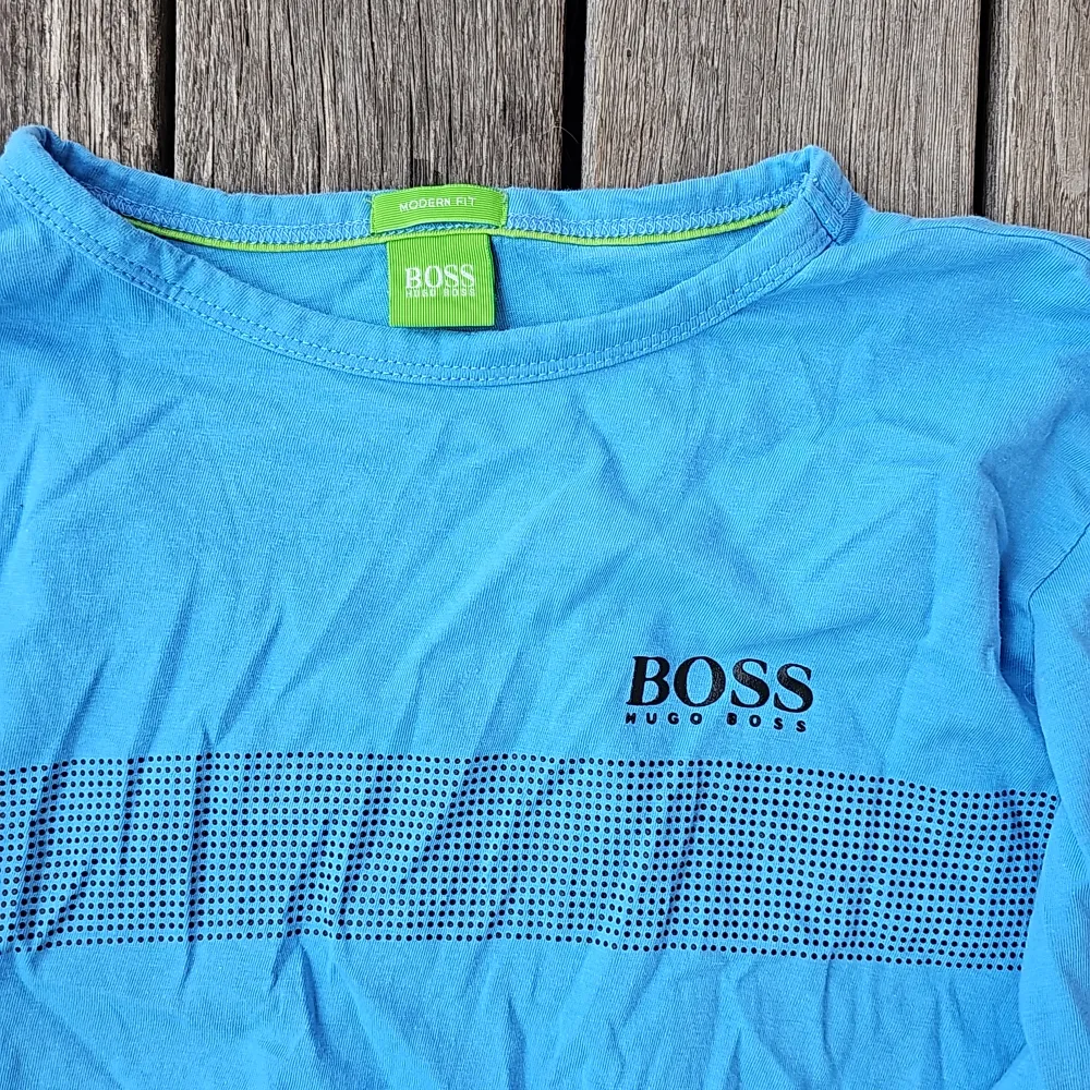 Ljusblå hugo boss . T-shirts.