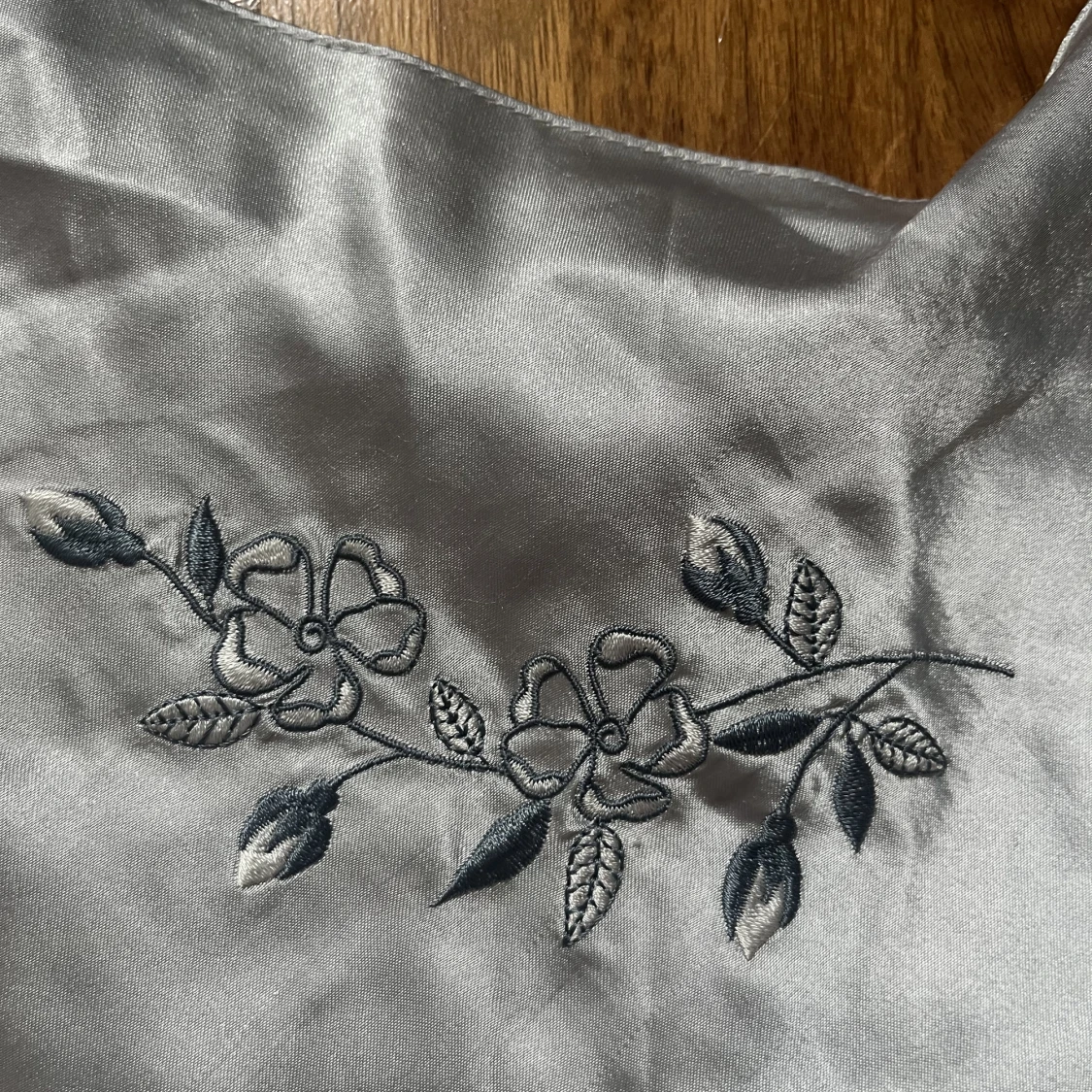 Silvrig satintopp  - 90