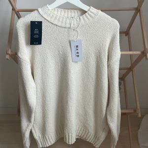 Stickad tröja  - Stickad tröja i oversize modell. Storlek S men mycket oversized i modellen. Prislappar finns kvar, därav aldrig använd. Perfekt inför hösten🍂