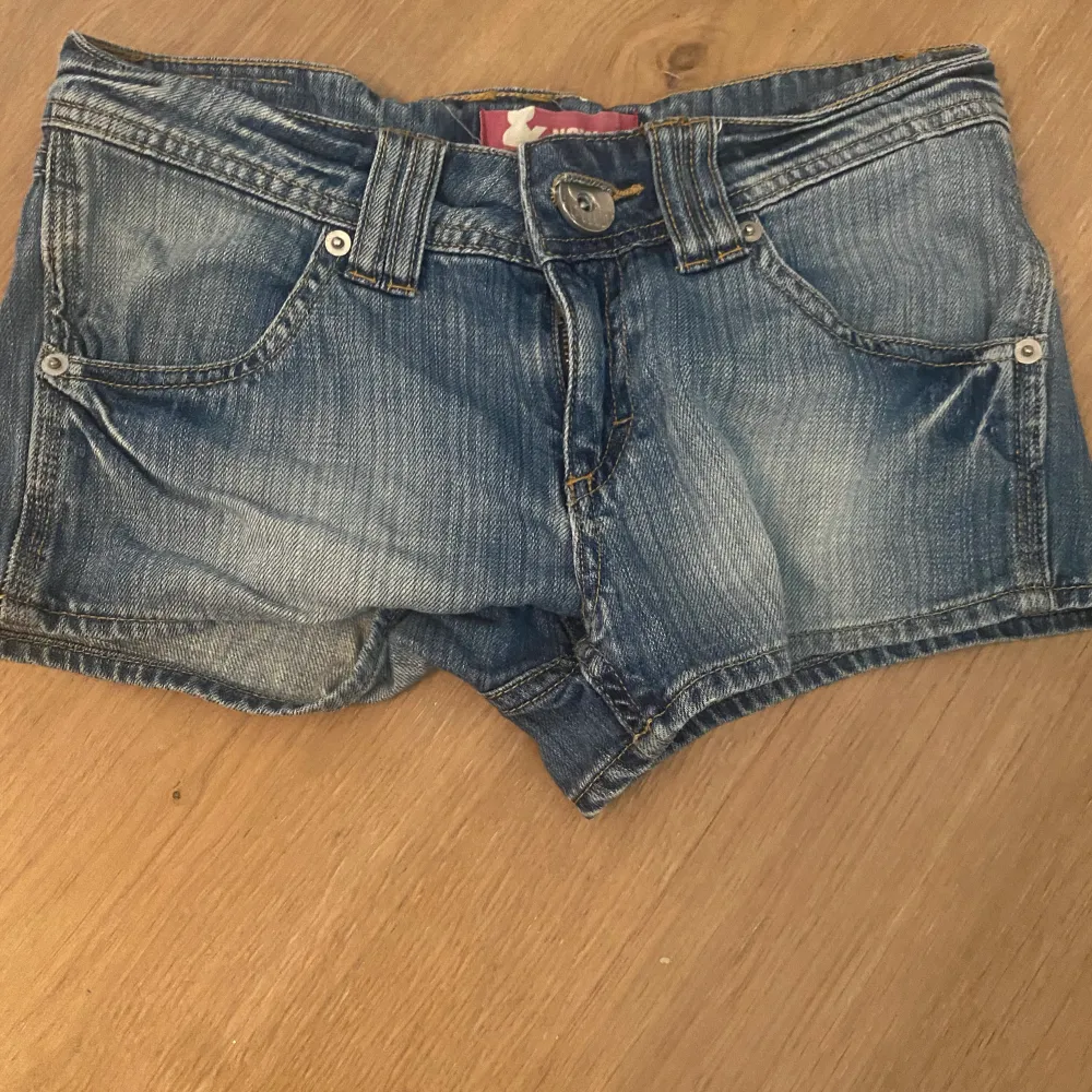 As snygga Lågmidjade vintage liknande jeans shorts!! Jätte snygga fickor! 💖 Kontakt för mer info och biler!!. Shorts.
