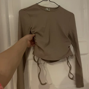Beige/brun topp  - Superfin topp med snörning i midjan