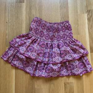 Sjukt snygg Meet Me There kjol ”Tulum Skirt” i storlek XXS/XS. Köpt för 424kr på deras hemsida i början av sommaren. Perfekt nu till skolstart!💜lila & rosa. Skriv för bilder och frågor! Kan mötas upp i Stockholm annars står köparen för frakt!!💜🩷💜