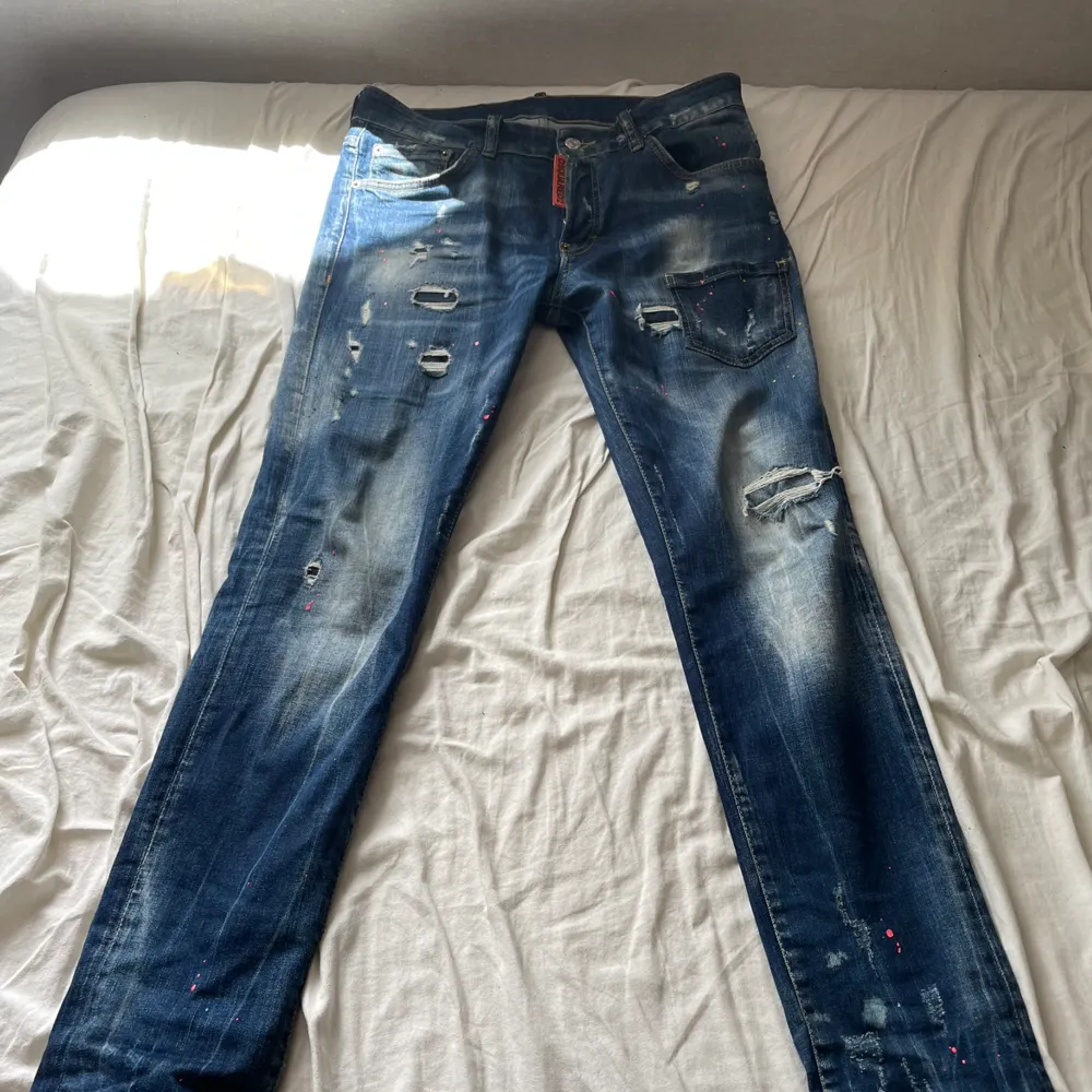 Hej, säljer nu mina dsquared2 jeans då jag inte använder dom längre, Dom är i fint skick, dom är i storlek 46 (italensk storlek) passar bäst på dig som är 170-175, nypris ligger på 6k. Jeans & Byxor.