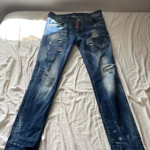 Hej, säljer nu mina dsquared2 jeans då jag inte använder dom längre, Dom är i fint skick, dom är i storlek 46 (italensk storlek) passar bäst på dig som är 170-175, nypris ligger på 6k