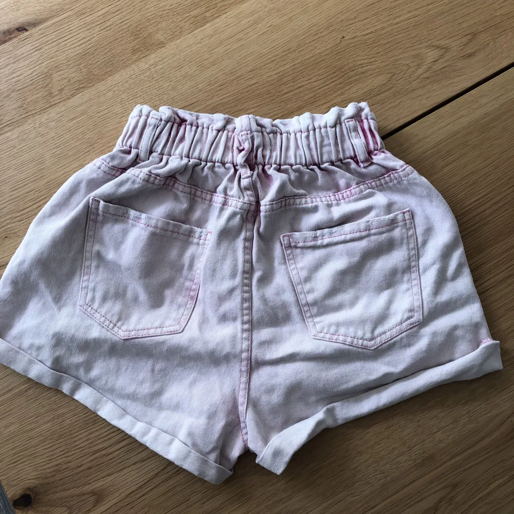 ljusrosa shorts som går fint in i midjan. storlek 36 och sann i storlek! superfin passform på rumpan. ;) . Shorts.