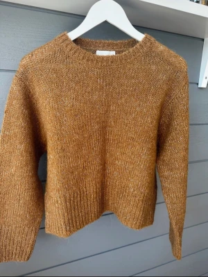 Stickad tröja - Knappt använd  Perfekt nu till hösten! Köparen står för frakten ♥️