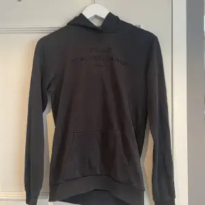 En svart peak performance hoodie i storleken 170. Använd ett par gånger. Säljer för 50 kr + frakt