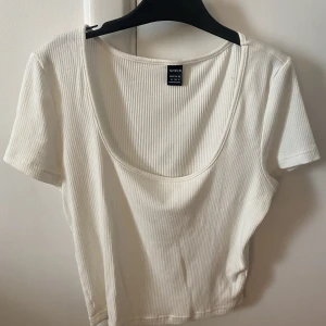 Vit söt U ringad topp  - Säljer denna söta U ringade toppen, skriv vid intresse!