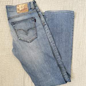 Super coola lågmidjade crocker jeans från tidigt 2000 tal !                                   Midjemått: 80cm  Innerbensmått: 84cm 