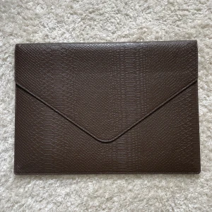 Datorfodral - Superfint datorfodral från Bianca Ingrossos märke som inte längre säljs, sparsamt använt och i mycket fint skick, fin brun färg och perfekt till hösten🫶🍁