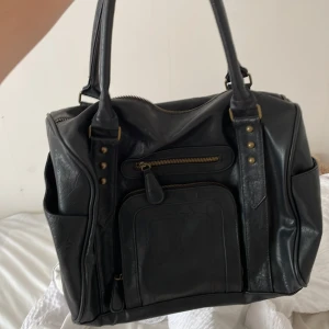 COMPLEMENT VÄSKA⭐️⭐️ - Säljer min Complement väska för att jag inte har plats till den längre, knappt andvänd! 190kr+ frakt (pris kan diskuteras.) man får plats med mycket saker i den💗💗många fack