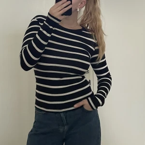 Randig långärmad  - Svartvit randig långärmad tröja från Ginatricot🥰