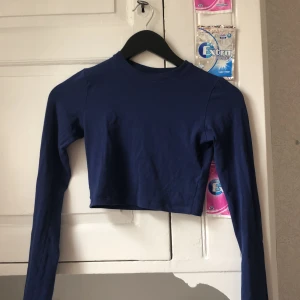 Långärmad tröja - Köpt på Weekday förra hösten men har bara använts ca 5 ggr. Inga defekter💞